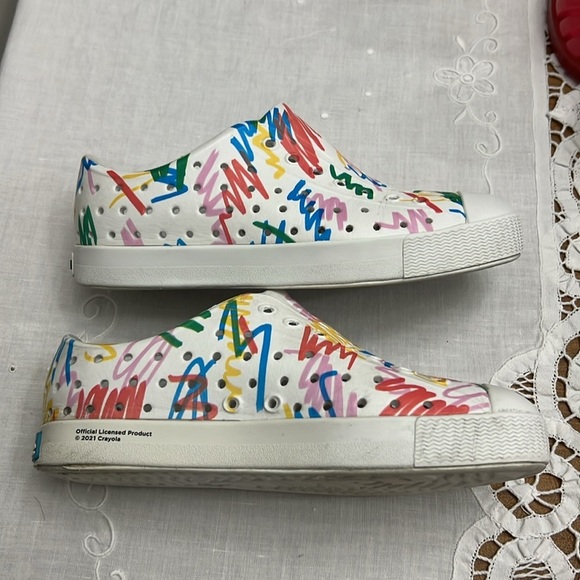 Native + Crayola Jefferson Scribble shoes size J1 - Picture 5 of 9